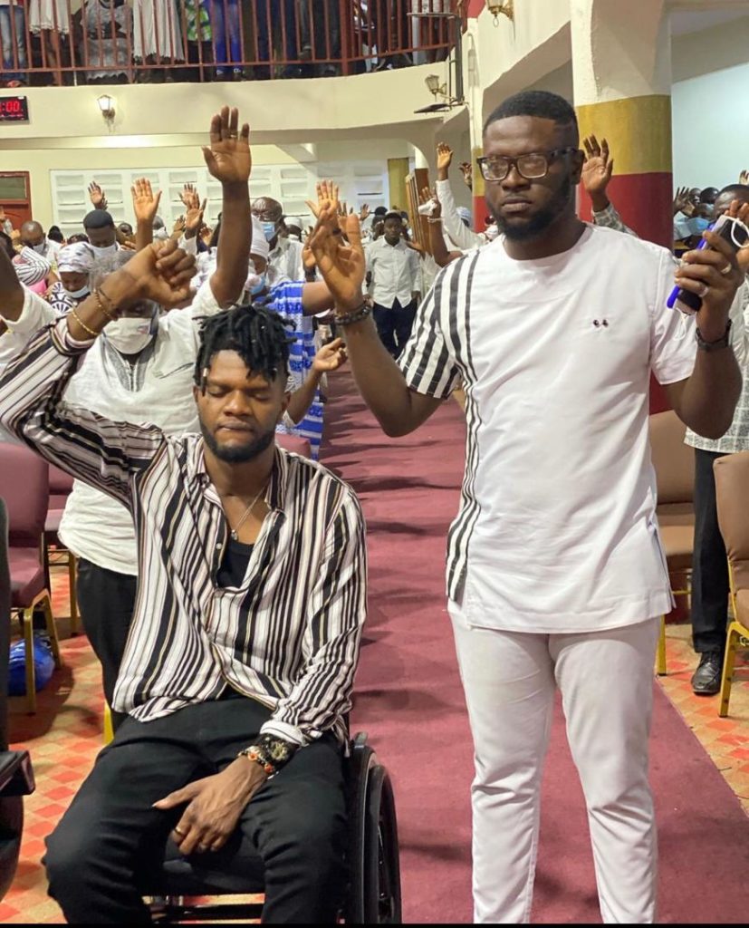 In a video that is fast going viral on social media, the CEO of OGB music, Ogidi Brown is spotted leading praises and worship at his church during the 31st December service.