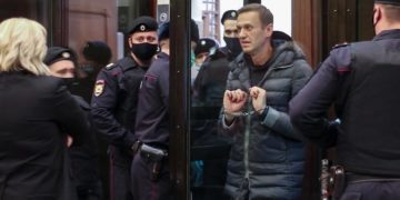 US and EU sanction Russian officials over attempted murder and jailing of Alexei Navalny