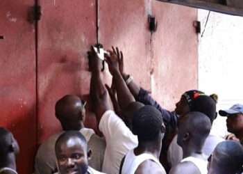 Dr Isaac Doku, a lecturer, at the department of economics with the University of Education, Winneba (UEW), has called on government not to permit the Ghana Union of Traders Association (GUTA) to enforce retail laws against Nigerian traders.