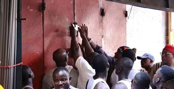 Dr Isaac Doku, a lecturer, at the department of economics with the University of Education, Winneba (UEW), has called on government not to permit the Ghana Union of Traders Association (GUTA) to enforce retail laws against Nigerian traders.