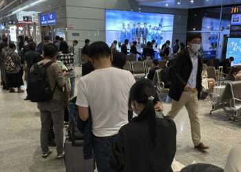 Passengers prepare to board a flight at the airport in north-central China's Jiangxi province on Nov. 1, 2022.