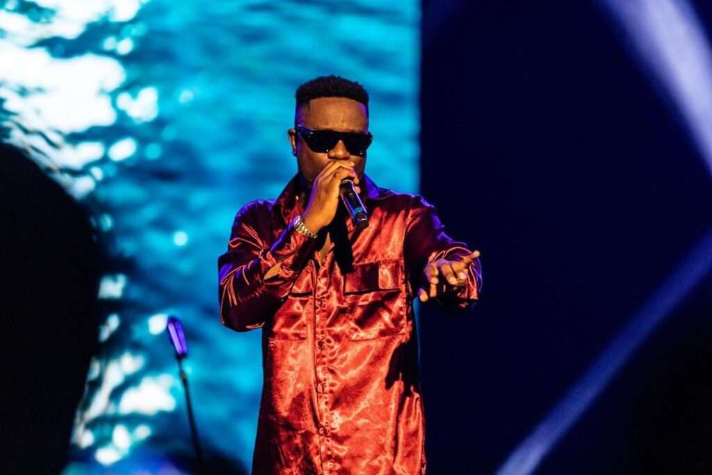 Sarkodie Puts All Those Tagging Him Stingy To Shame As He Sprays Cash On Fans After Performance Video