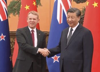 New Zealand Prime Minister(left) shakes hands with Chinese leader, Xi Jinping.