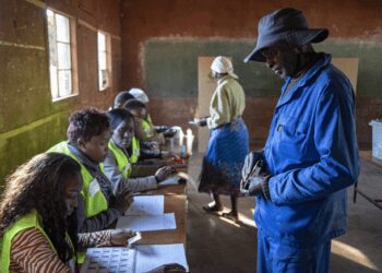 Zimbabwe – Voting Enters Day 2, Due To Multiple Delays 3 Voting in Zibabwe enters day two due to delays.