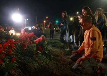 People pay tribute to Yevgeny Prigozhin at the makeshift memorial in front of the "PMC Wagner Centre" in Saint Petersburg, early on August 24, 2023 after he was reportedly killed in a plane crash.