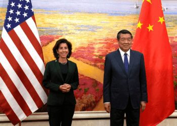 US Commerce Secretary, Gina Raimondo, and Chinese Vice Premier He Lifeng.