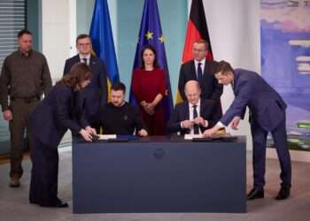 Volodymyr Zelenskyy, President of Ukraine(left) and German Chancellor, Olasf Scholz.