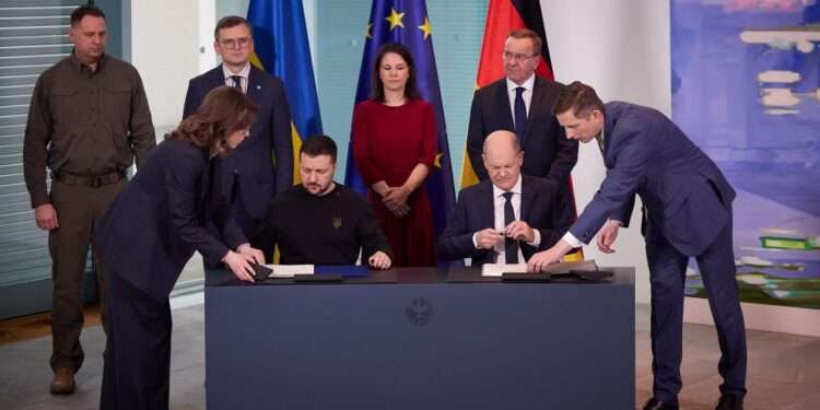 Volodymyr Zelenskyy, President of Ukraine(left) and German Chancellor, Olasf Scholz.