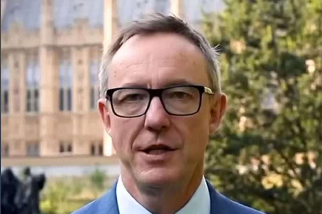 Top Economist Urges UK To Raise Income Tax