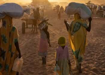 Sudanese refugees arrive at the border town of Adre in Chad
