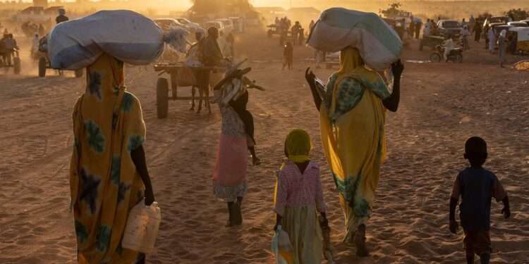 Sudanese refugees arrive at the border town of Adre in Chad