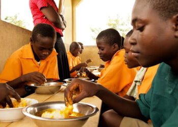 Some basic school children in Ghana eating
