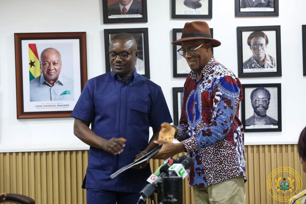 The Minister of Energy receiving the committee report