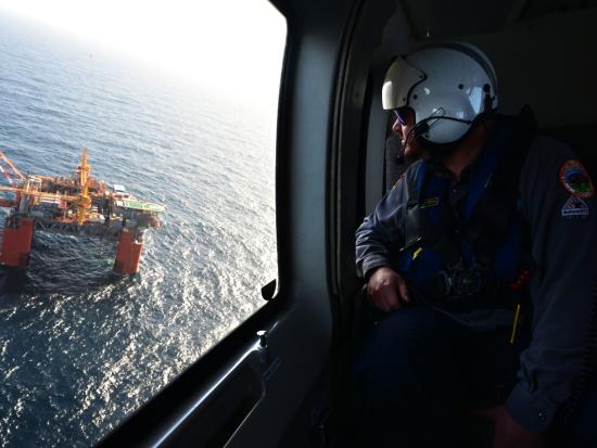 helicopter offshore oil rig