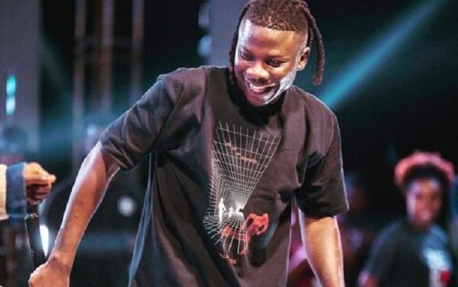 Stonebwoy Fulfills Promise to Female Fan 2 Stonebwoy Fulfills Promise to Female Fan