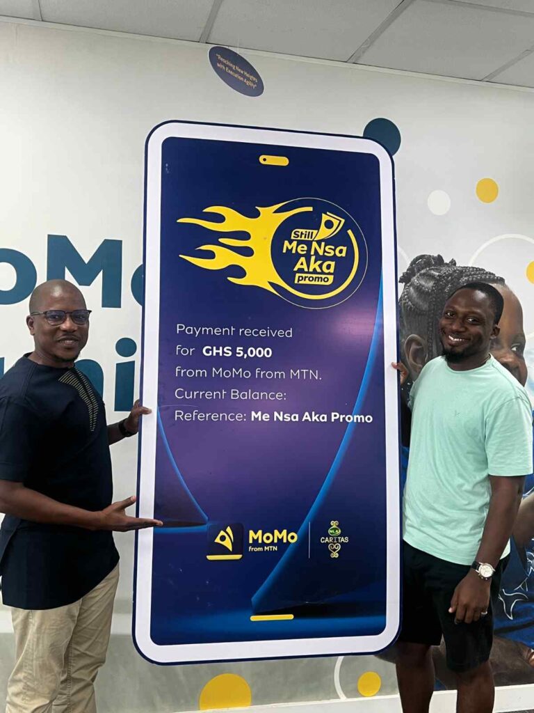 WinnerofGHS5000HilaryKwakuAnguaManteReceivingHisPrizefromSeniorManagerFintechChannelsAbdulMajeedRufai