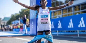 Tigst Assefa defends her London Marathon title