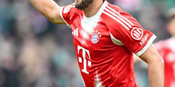 Harry Kane celebrates scoring Bayern's equalizer