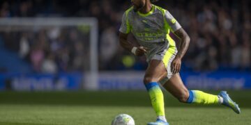Antoine Semenyo in action at Stamford Bridge for Man City