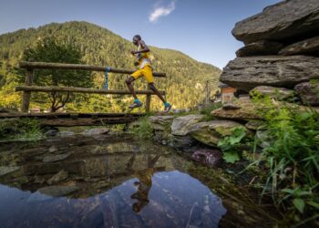 Michael-Selelo-Saoli-2024-Giir-di-Mont-mens-winner running across a bridge