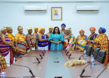 Minister for Gender, Agnes Naa Momo Lartey, with the Queen Mother's Association of Ghana