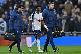 Mohammed Kudus walks off after picking a thigh injury against Sunderland