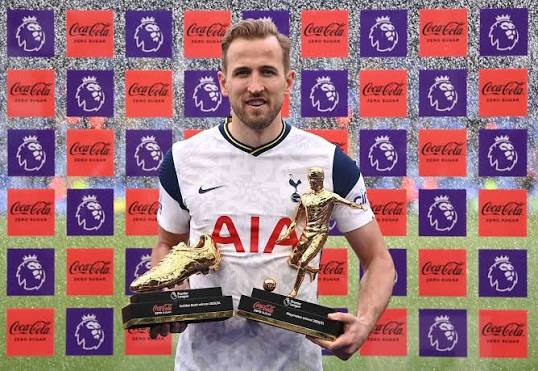 Harry Kane with his Golden Boot and the playmaker award (most assist) in the 2020/21 season