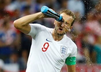 Harry Potter pouring water on his face