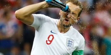 Harry Potter pouring water on his face