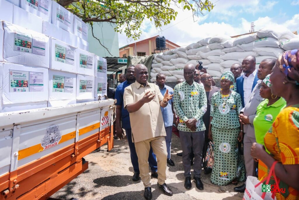 Government Distributes 40, 000 Fertilizers and Advanced Drones to Farmers 4 Eric Opoku Donate Fertilizers 3
