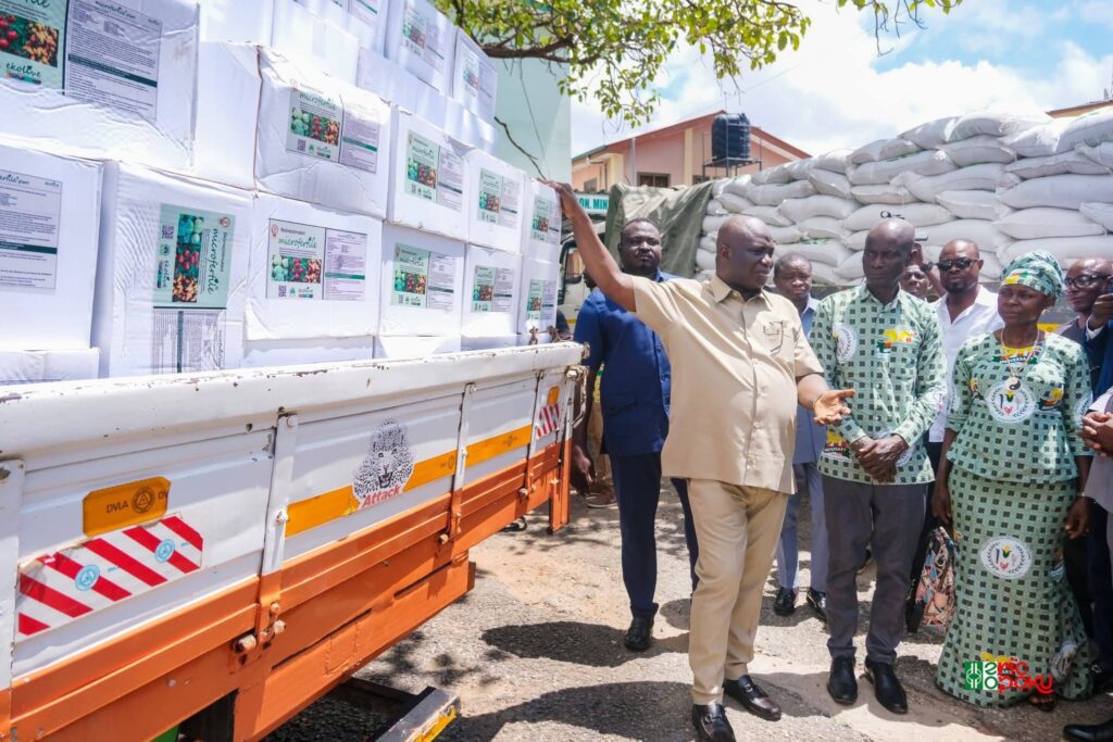 Government Distributes 40, 000 Fertilizers and Advanced Drones to Farmers 2 Eric Opoku Donate Fertilizers 4