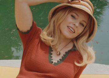Elizabeth Banks Boards Magic School Bus as Live-Action Ms. Frizzle 1 Elizabeth Banks , Actress