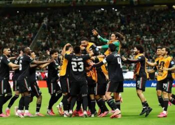 Mexico players celebrate making the round of 32 after beating South Korea