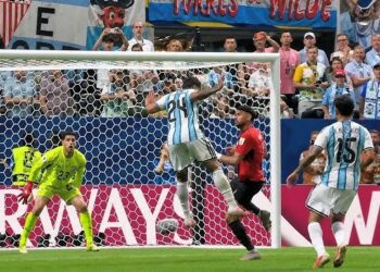 Enzo Fernandez heads in the winner for Argentina against Egypt