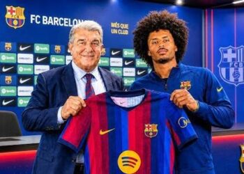 FC Barcelona Announce Karim Adeyemi Signing From BVB 4 Barcelona president Joan Laporta (left) and Karim Adeyemi pose for a photo with the Barcelona home shirt