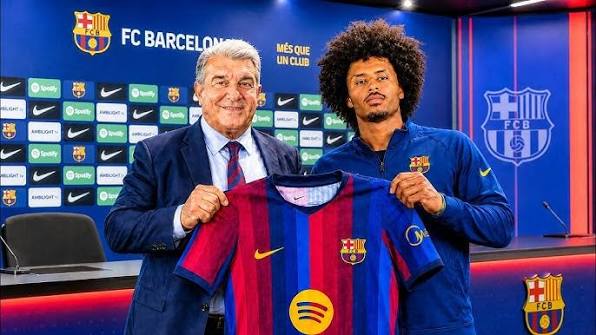 FC Barcelona Announce Karim Adeyemi Signing From BVB 1 Barcelona president Joan Laporta (left) and Karim Adeyemi pose for a photo with the Barcelona home shirt