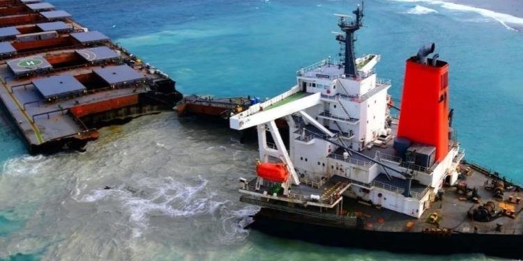 Adverse Weather Conditions Make Oil Extraction from Split Ship in Mauritius Difficult 1 maurituis