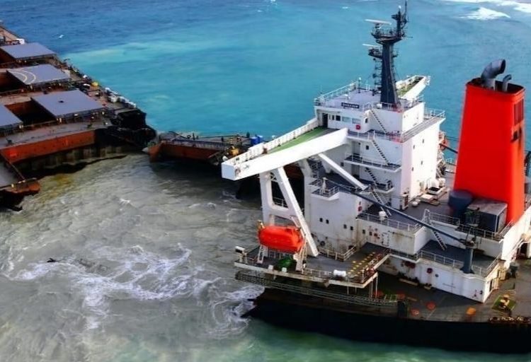 Adverse Weather Conditions Make Oil Extraction from Split Ship in Mauritius Difficult 1 maurituis