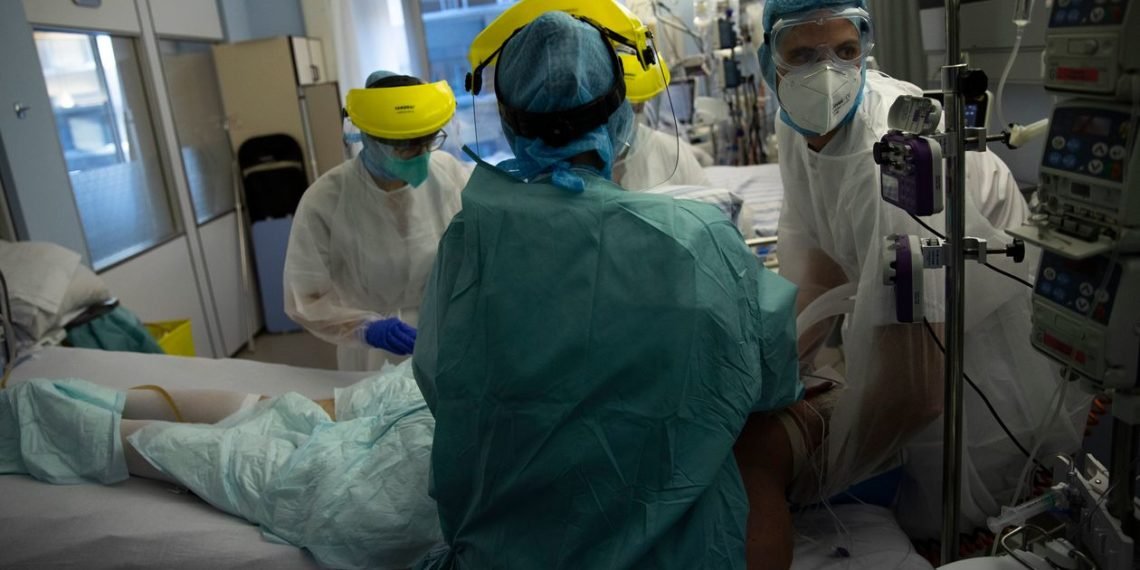 Medical staff on a COVID-19 ward at a hospital in Liege, Belgium. Image: AP