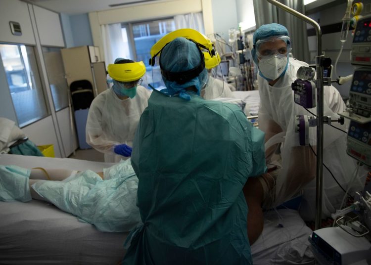 Medical staff on a COVID-19 ward at a hospital in Liege, Belgium. Image: AP