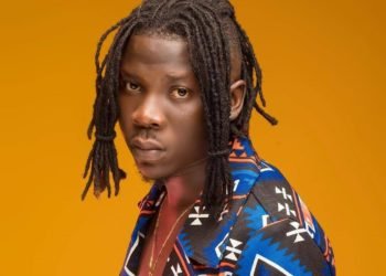 Stonebwoy, has pleaded with the people of Ashiaman to allow peace reign.