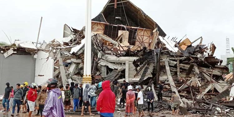 At least 35 killed, hundreds injured as earthquake hits Indonesia 1 At least 35 killed, hundreds injured as earthquake hits Indonesia
