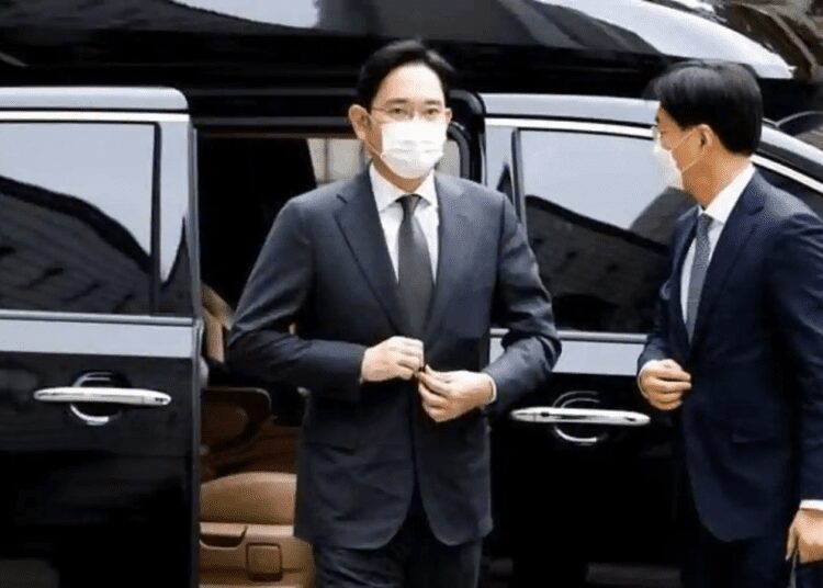 Samsung heir sentenced to 30 months in prison for corruption 1 Samsung heir sentenced to 30 months in prison for corruption