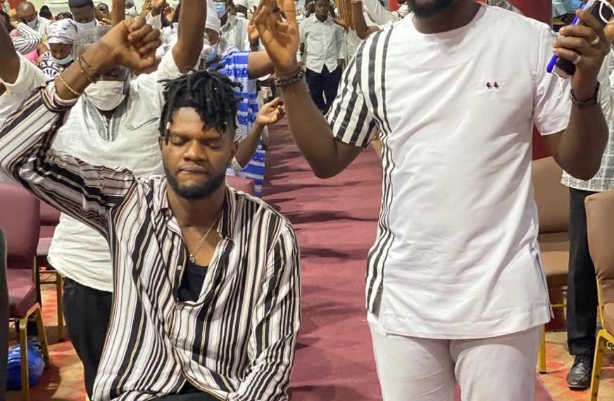 In a video that is fast going viral on social media, the CEO of OGB music, Ogidi Brown is spotted leading praises and worship at his church during the 31st December service.