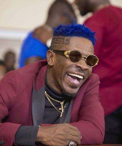 Shatta Wale Kisses Male Friend, Sparks Controversy 1 Shatta Wale decided to kiss a fellow male. The Dancehall artiste has been spotted in a viral video kissing a male adult reported to be his friend.
