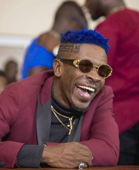 Shatta Wale decided to kiss a fellow male. The Dancehall artiste has been spotted in a viral video kissing a male adult reported to be his friend.