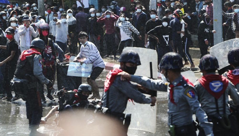 Myanmar police fire warning shots at protesters, dozens arrested 1 Myanmar police fire warning shots at protesters, dozens arrested