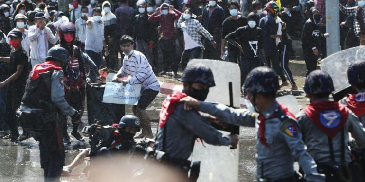 Myanmar police fire warning shots at protesters, dozens arrested 1 Myanmar police fire warning shots at protesters, dozens arrested