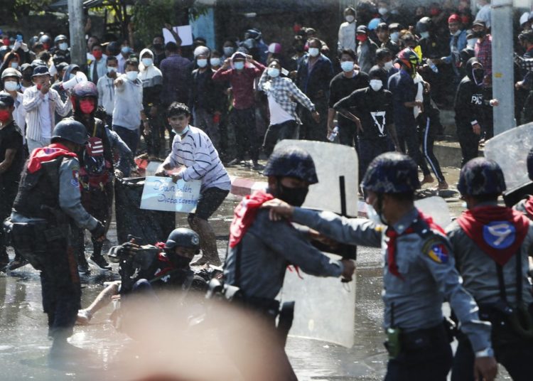 Myanmar police fire warning shots at protesters, dozens arrested 1 Myanmar police fire warning shots at protesters, dozens arrested