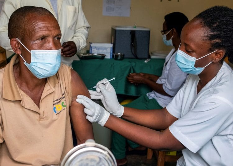 Former world leaders urge Biden to waive COVID vaccine patents 1 A man receives a vaccine against the coronavirus Image: V.O.A